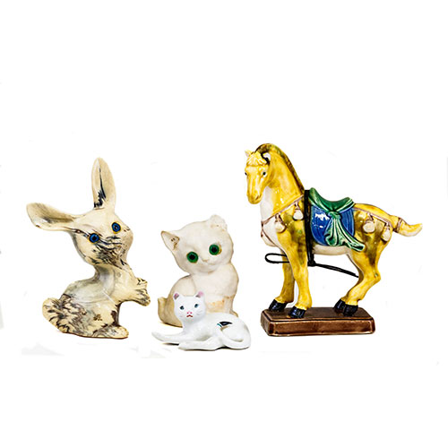 Sub.:1-On - Lote: 556 -  Figura de caballo sobre peana. En porcelana esmaltada amarilla.