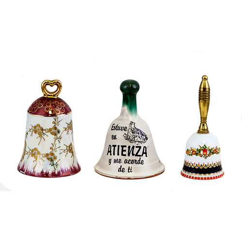 Sub.:1-On - Lote: 412 -  Lote de tres campanitas decorativas en porcelana de distintas formas y tamaos. Una de Atienza.