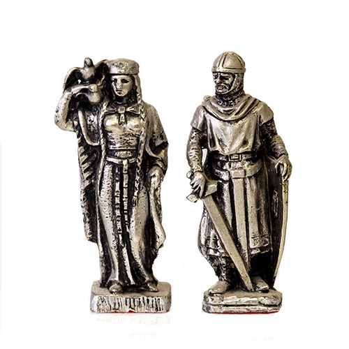 Sub.:1-On - Lote: 255 -  Caballero templario y dama con �guila en el hombro. Lote de dos figuras en metal plateado / plata?.