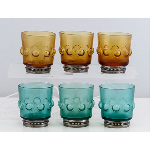 Sub.:1-On - Lote: 764 -  Lote de seis vasos en cristal soplado con base en metal plateado repujado. Tres azules y tres naranjas.