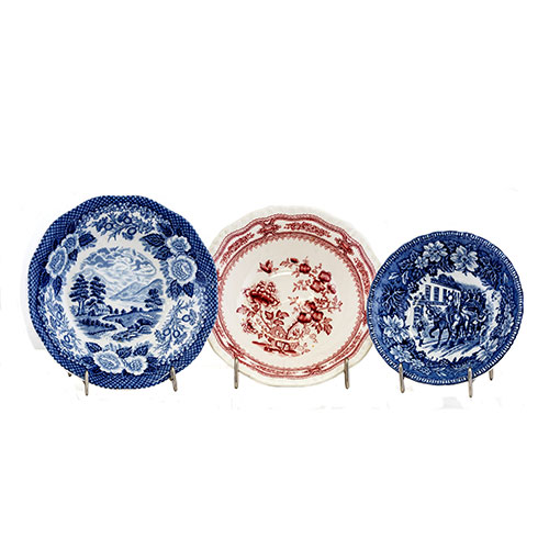 Sub.:1-On - Lote: 526 -  Lote de tres platos en porcelana Pickmann??. Dos en ezul con vistas rurales, un tercero en rojo con motivos orientales.