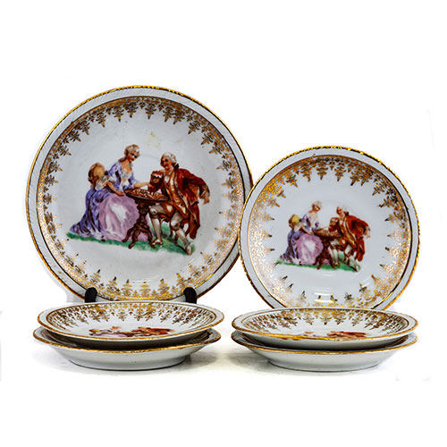 Sub.:1-On - Lote: 525 -  Lote de seis platos de porcelana con escenas galantes y orlas doradas en el ala enmarcando las escenas centrales.