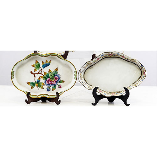 Sub.:1-On - Lote: 456 -  Lote de dos fuentes de perfil alabeado, una con motivo central floral y la otra con orla exterior aguirnalada en el ala. En porcelana esmaltada.