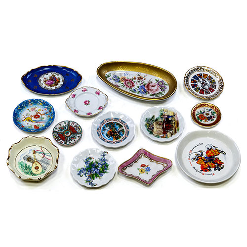 Sub.:1-On - Lote: 561 -  Coleccin de trece platitos y fuentes de pequeo tamao, diversa procedencia y decoracin. Todos en porcelana esmaltada.