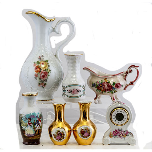 Sub.:1-On - Lote: 487 -  Lote de tres objetos de porcelana: pequeo jarrn con una escena galante, otro con cenefa floral estilizada y una salsera con decoracin floral.