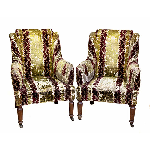 Sub.:1-On - Lote: 95 -  Pareja de sillones con tapicera rayada de terciopelo rojo y verde acenefado. Con patas torneadas con ruedines en la parte delantera.