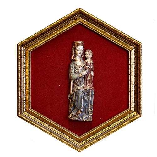 Sub.:1-On - Lote: 264 -  Escultura en resina siguiendo modelos del primer g�tico. Dorada y policromada. Contempor�nea. Enmarcada sobre fondo de terciopelo rojo con marco hexagonal en madera dorada.
