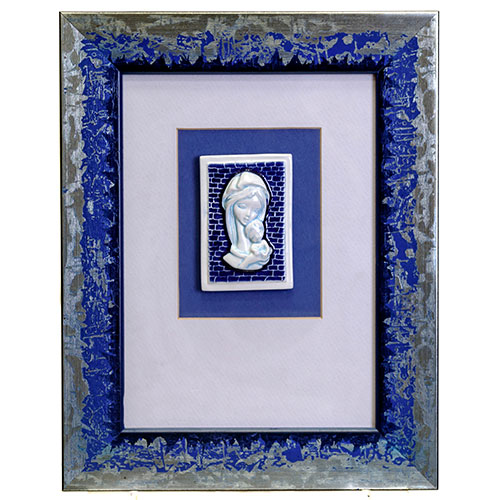 Sub.:1-On - Lote: 398 -  Placa de relieve en cermica vidriada sobre pared azul de ladrillo. Enmarcada.
