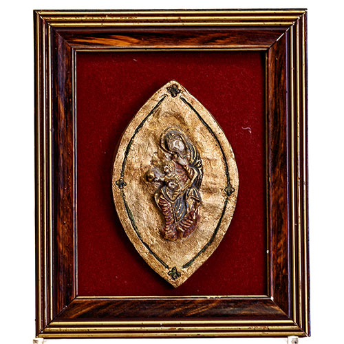 Sub.:1-On - Lote: 262 -  Relieve en estuco. Inscritos en mandorla m�stica. Enmarcado sobre fondo de terciopelo rojo. Con marco dorado y policromado.