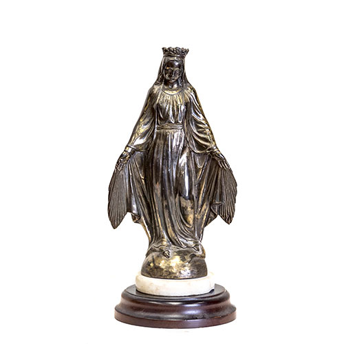 Sub.:1-On - Lote: 214 -  Escultura en metal plateado. Sobre peana de yeso desnudo y madera.