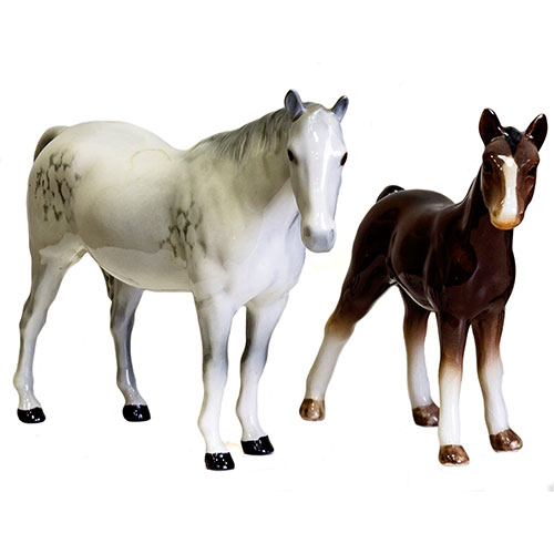 Sub.:1-On - Lote: 553 -  Lote de dos caballos en porcelana esmaltada. Uno blanco, otro marrn.