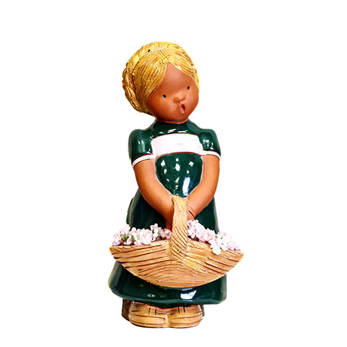 Sub.:1-On - Lote: 298 -  Nia con cestillo de flores. Figura de cermica y porcelana,. Vestida en verde con peinado rubio trenzado. Artesanal.