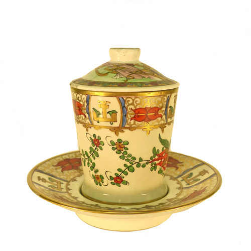 Sub.:1 - Lote: 996 -  Vaso con taza en porcelana esmaltada francesa estilo oriental.