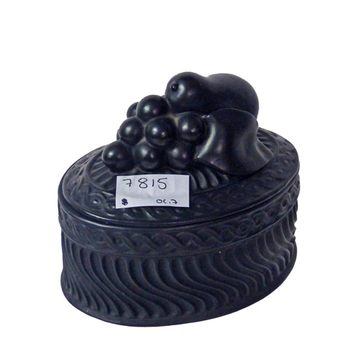 Sub.:1 - Lote: 830 -  Caja en resina negra con decoracin de frutas en el remate.