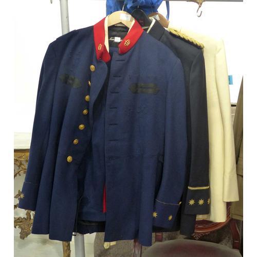 Sub.:1 - Lote: 932 -  Lote formado por tres uniformes de gala de la primera poca del Rey Juan Carlos I, uno de ellos perteneciente a teniente coronel de la Guardia Real y otros dos uniformes de verano e invierno pertenecientes a coronel de infantera.