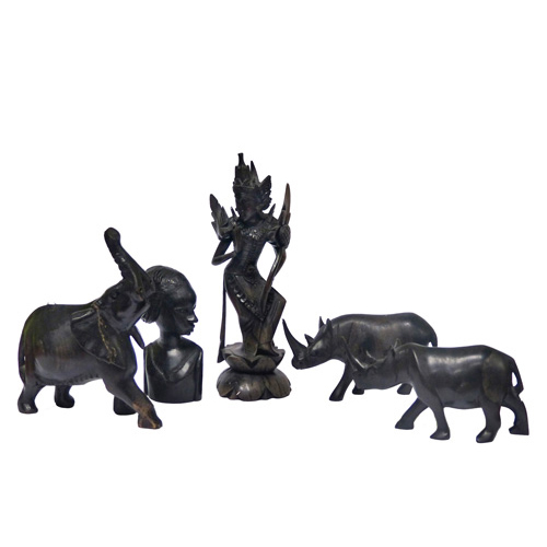 Sub.:1 - Lote: 839 -  Lote de cinco figuras en madera tallada, cuatro de ellas africanas y una hind. Alguna falta.