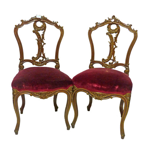 Sub.:1 - Lote: 934 -  Lote de dos sillas estilo Luis XV en madera tallada con restos de policroma