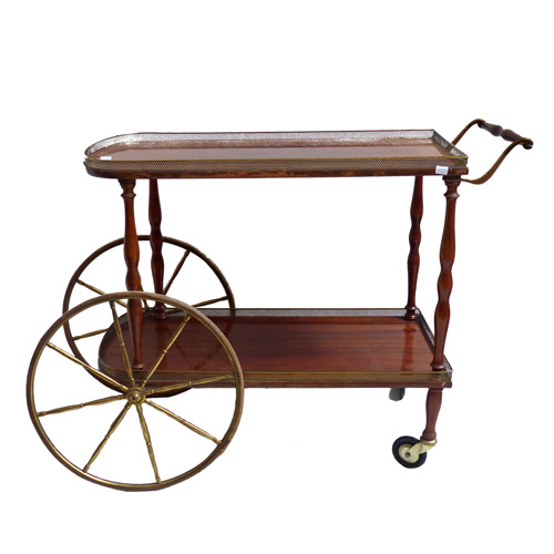 Sub.:1 - Lote: 990 -  Carrito camarera en madera patinada con ruedas en metal dorado. Algn desperfecto.