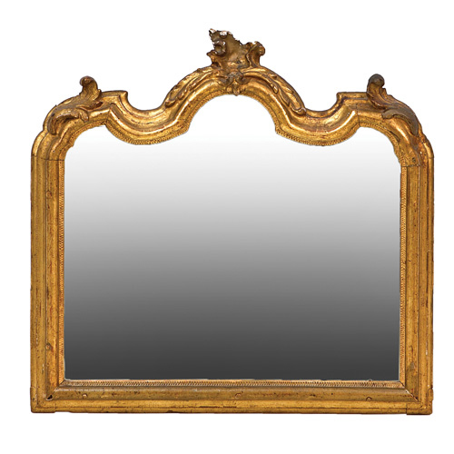 Sub.:1 - Lote: 240 -  Espejo con marco en madera dorada, S. XVIII, con copete lobulado. Alguna restauracin.