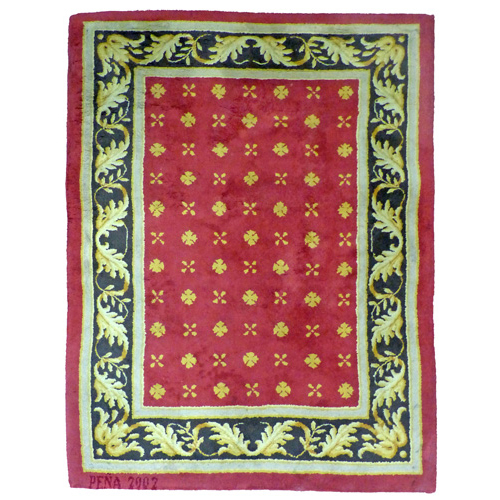 Sub.:1 - Lote: 247 -  Alfombra en lana con decoracin de celosa de flores sobre campo rojo y cenefa dorada. Firmada y fechada: Pea, 2002