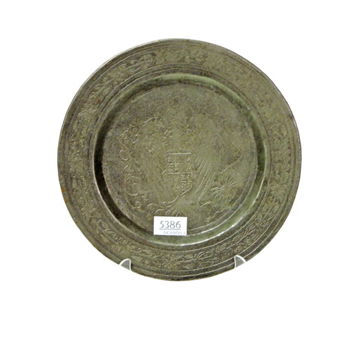 Sub.:1 - Lote: 1017 -  Plato en metal con decoracin en el asiento del escudo de Espaa y alero con motivos de vides.
