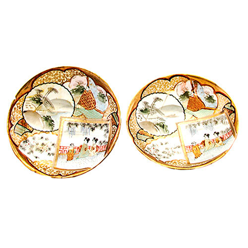 Sub.:10-On - Lote: 929 -  Lote de dos platos decorativos en porcelana oriental con el motivo interior de la estrella y profusa decoracin vegetal pintada a mano