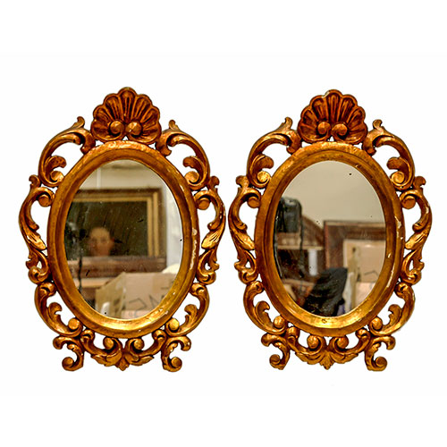 Sub.:10-On - Lote: 109 -  Pareja de pequeos espejos cornucopias rematadas con veneras, en madera dorada.