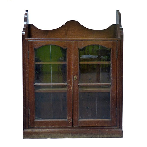 Sub.:10-On - Lote: 55 -  Vitrina de colgar de dos puertas con tres baldas al interior, en madera de castao.