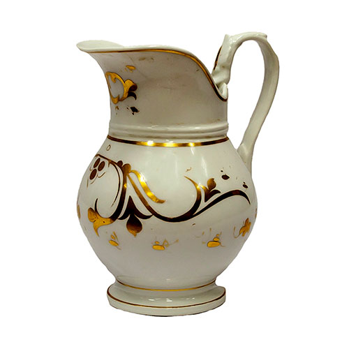Sub.:10-On - Lote: 818 -  Jarra en porcelana con ribetes decorativos dorados. Francia, s. XIX.