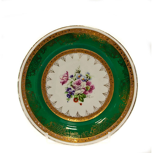 Sub.:10-On - Lote: 826 -  Plato en porcelana de Bidasoa con flores como motivo central enmarcadas por orlas doradas y verdes.