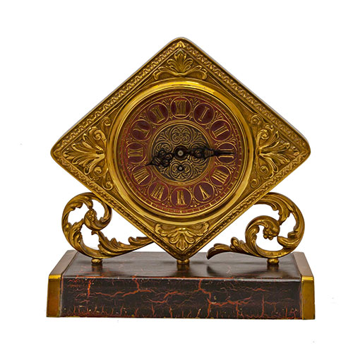 Sub.:10-On - Lote: 121 -  Reloj de forma romboidal en bronce con esfera de metal esmaltado y numeracin romana