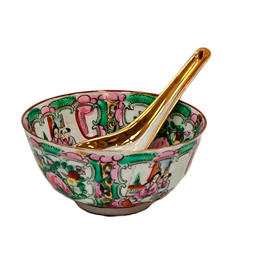 Sub.:10-On - Lote: 1173 -  Cuenco y cuchara en porcelana de Macao con representacin de escenas de interior orientales, con ribetes dorados.