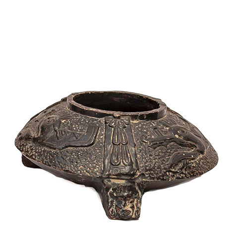 Sub.:10-On - Lote: 968 -  Cenicero en metal con decoracin repujada de estilo azteca.