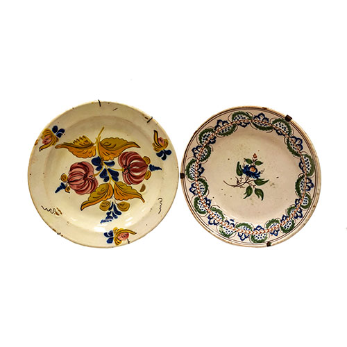 Sub.:10-On - Lote: 576 -  Pareja de platos de Manises del siglo XIX con decoracin de flores.
