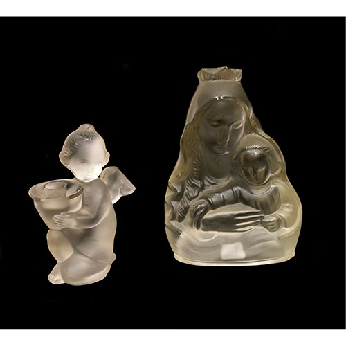 Sub.:10-On - Lote: 709 -  Lote de dos objetos en cristal prensado: Virgen con nio y angelito para vela.