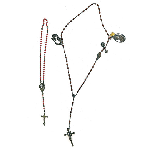 Sub.:10-On - Lote: 190 -  Lote de dos rosarios. Uno en coral y plata, otro con semillas con escenas religiosas y la Virgen del Pilar.