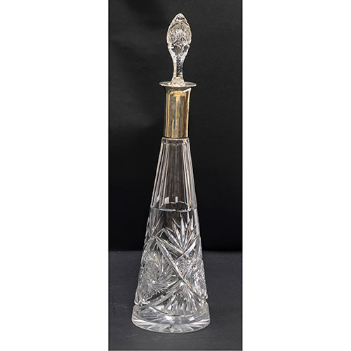 Sub.:10-On - Lote: 635 -  Licorera en cristal tallado alargada con boca en plata y tapn de cristal.