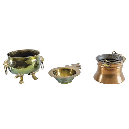 Sub.:10-On - Lote: 1031 -  Lote de tres objetos de metal: un centro en cobre, vaciabolsillos en bronce y un centro en latn.