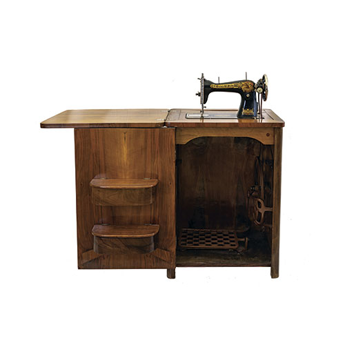 Sub.:10-On - Lote: 36 -  Máquina de coser Singer con mueble en madera y decoración de maquetaría.