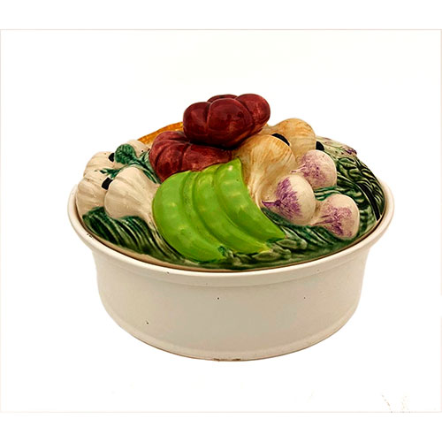 Sub.:10-On - Lote: 488 -  Sopera blanca en cermica con tapa en relieve con frutas y verduras.