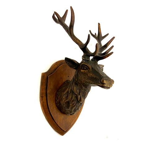 Sub.:10-On - Lote: 719 -  Cabeza de ciervo en bronce con base en madera para colgar.