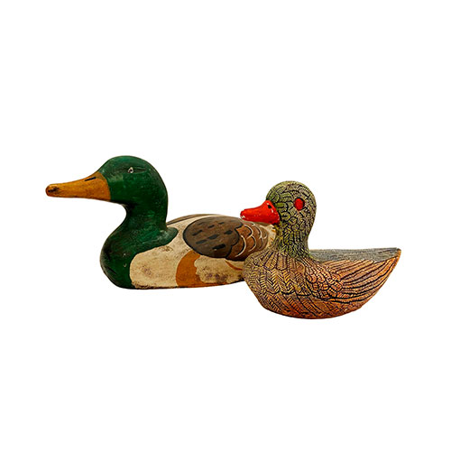 Sub.:10-On - Lote: 1127 -  Dos patos pintados uno en madera y otro en escayola.