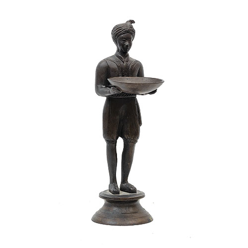 Sub.:10-On - Lote: 1118 -  Figura india realizada en bronce con cesto.