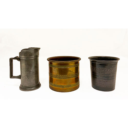 Sub.:10-On - Lote: 967 -  Dos vasos y medida, realizados en diferentes metales.