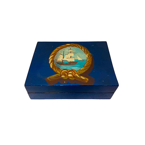 Sub.:10-On - Lote: 1067 -  Caja realizada en madera con dibujo de barco sobre tonalidad azul.
