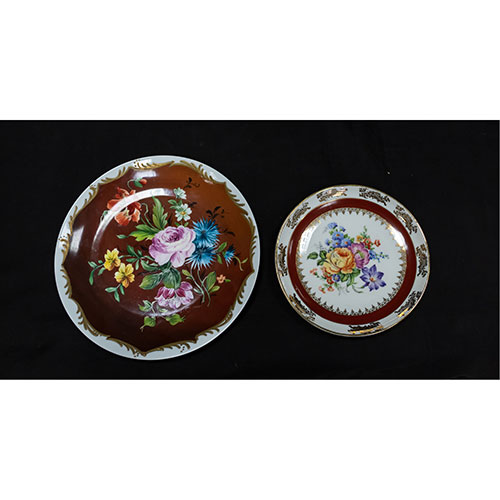 Sub.:10-On - Lote: 828 -  Dos platos en porcelana con decoracin floral