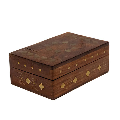 Sub.:10-On - Lote: 1084 -  Caja joyero en madera con detalles dorados en la tapa.
