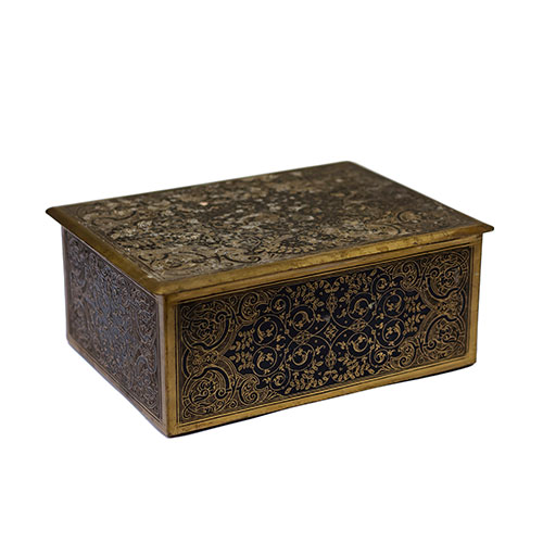 Sub.:10-On - Lote: 1087 -  Caja en metal plateado y dorado con decoraciones geomtricas.