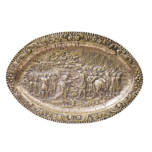Sub.:10-On - Lote: 1088 -  Pareja de bandejas ovales en metal plateado con diversas escenas de la Conquista de Granada y el Cuadro de las Lanzas.