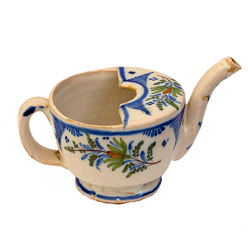 Sub.:10-On - Lote: 898 -  Pistero en cermica aragonesa decorada con temas vegetales y enmarcados en azul.